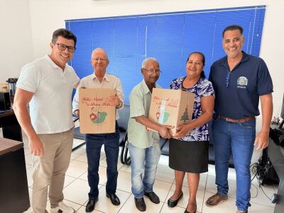 Imagem da notícia Prefeitura de Costa Rica entrega cestas natalinas e homenageia servidores municipais